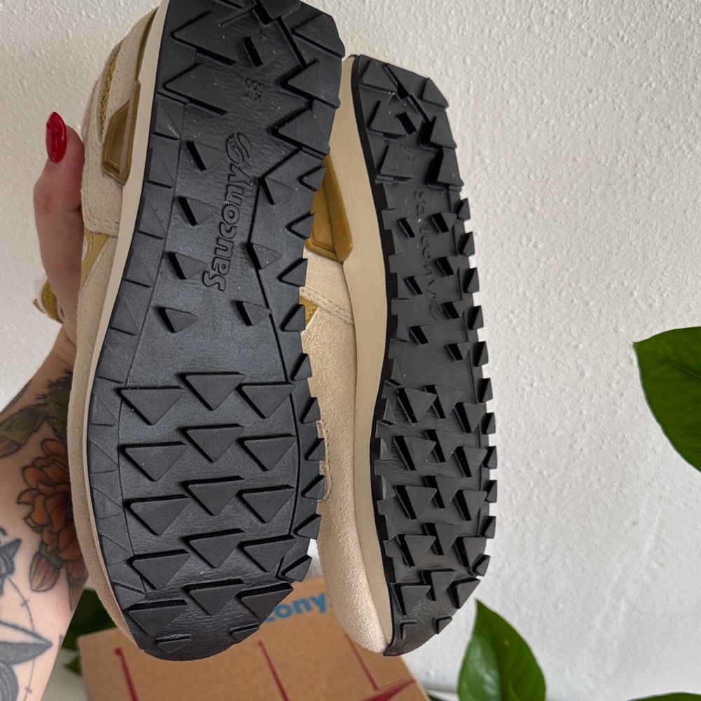 Saucony Shadow Original in Beige and Gold - Picture 3 of 3